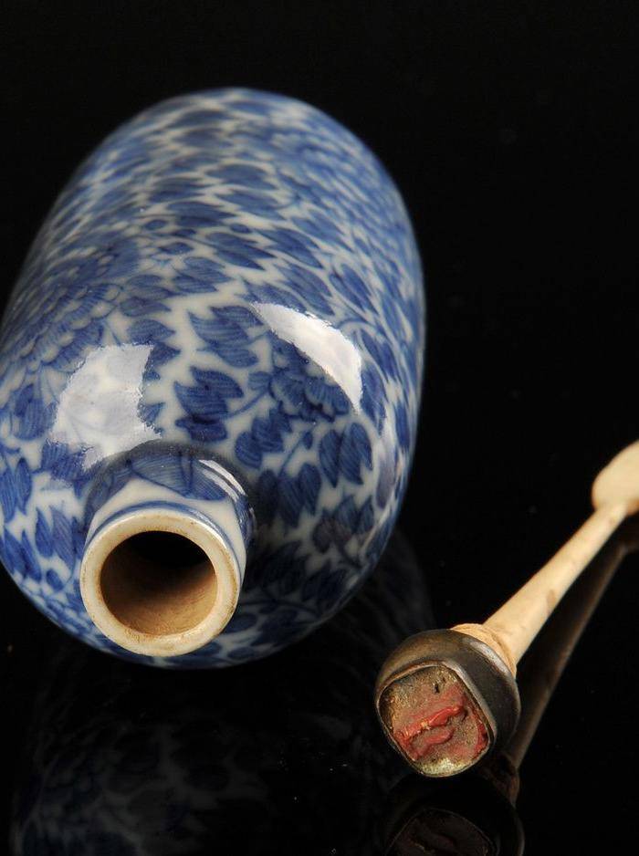 欧美回流 清 青花缠枝花卉纹鼻烟壶图8