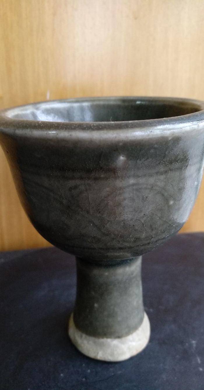 元 明龙泉清釉下纹饰高足杯,高10Cm,口径8Cm。图2