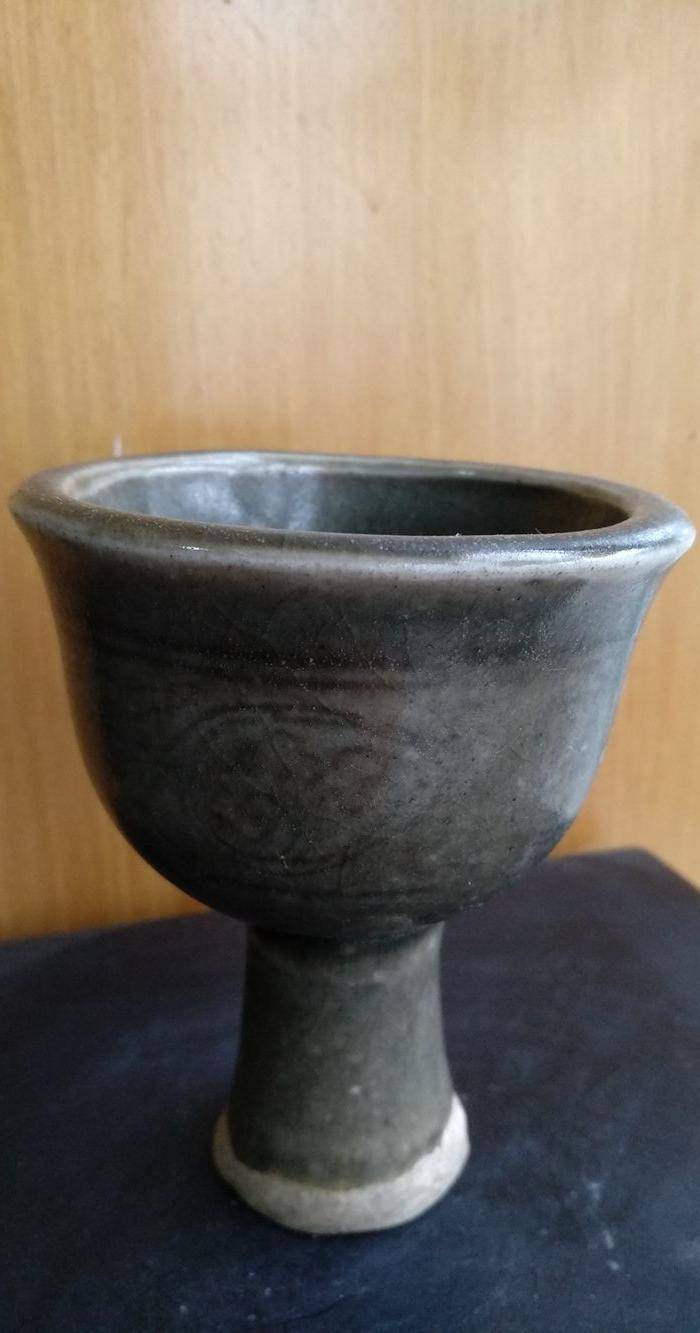 元 明龙泉清釉下纹饰高足杯,高10Cm,口径8Cm。图4
