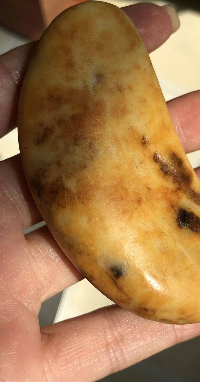 61.2克和田黄沁籽料原石图3
