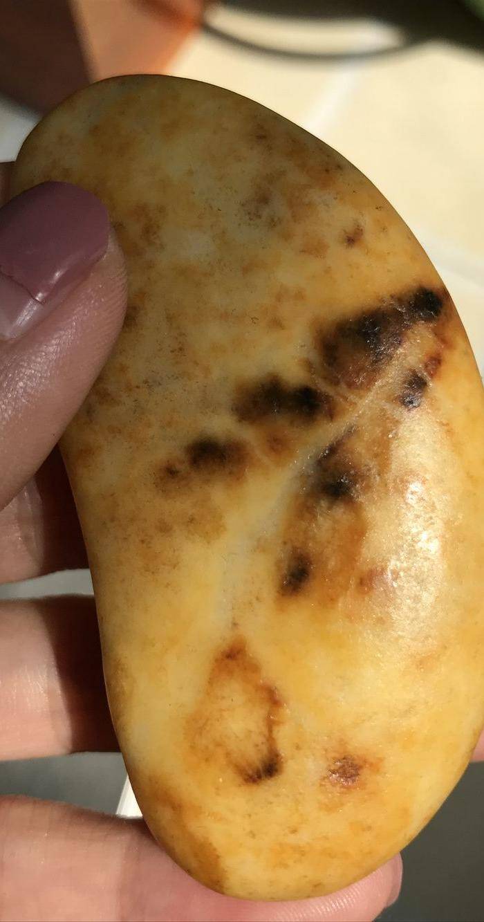 61.2克和田黄沁籽料原石图4