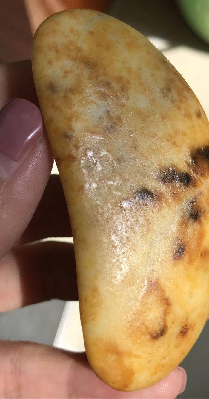 61.2克和田黄沁籽料原石图5