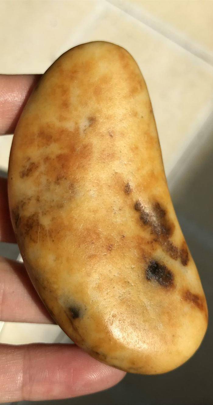 61.2克和田黄沁籽料原石图6
