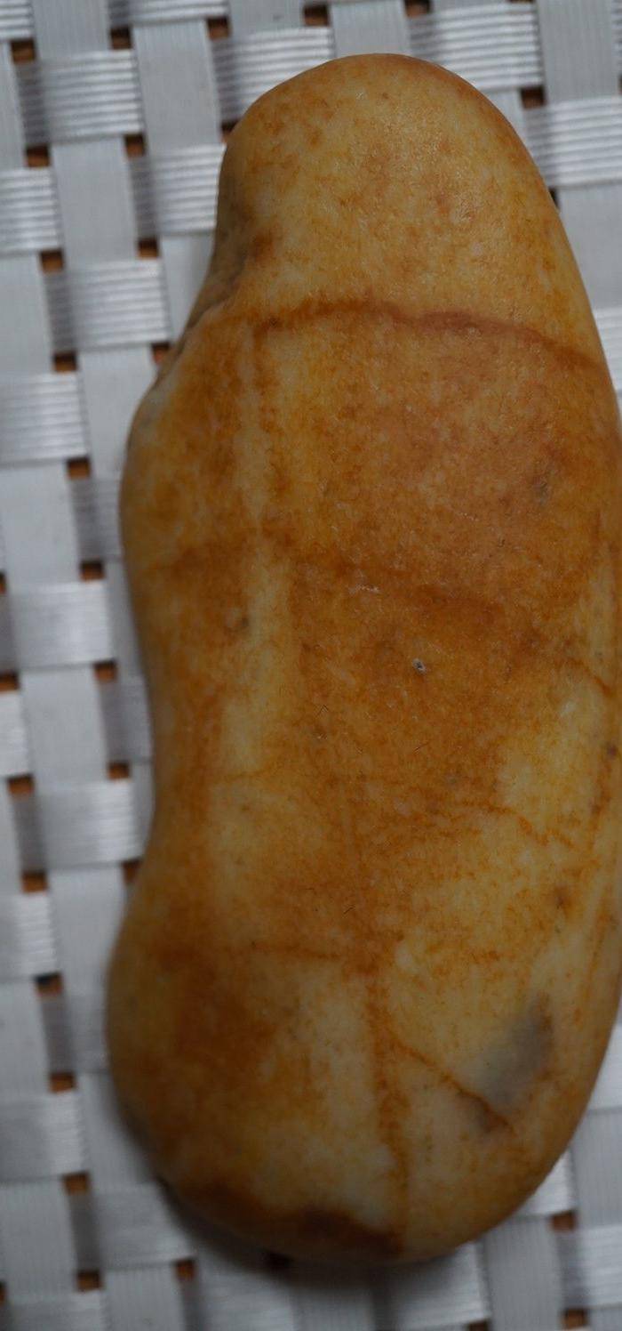 52克 和田黄沁籽料原石图2
