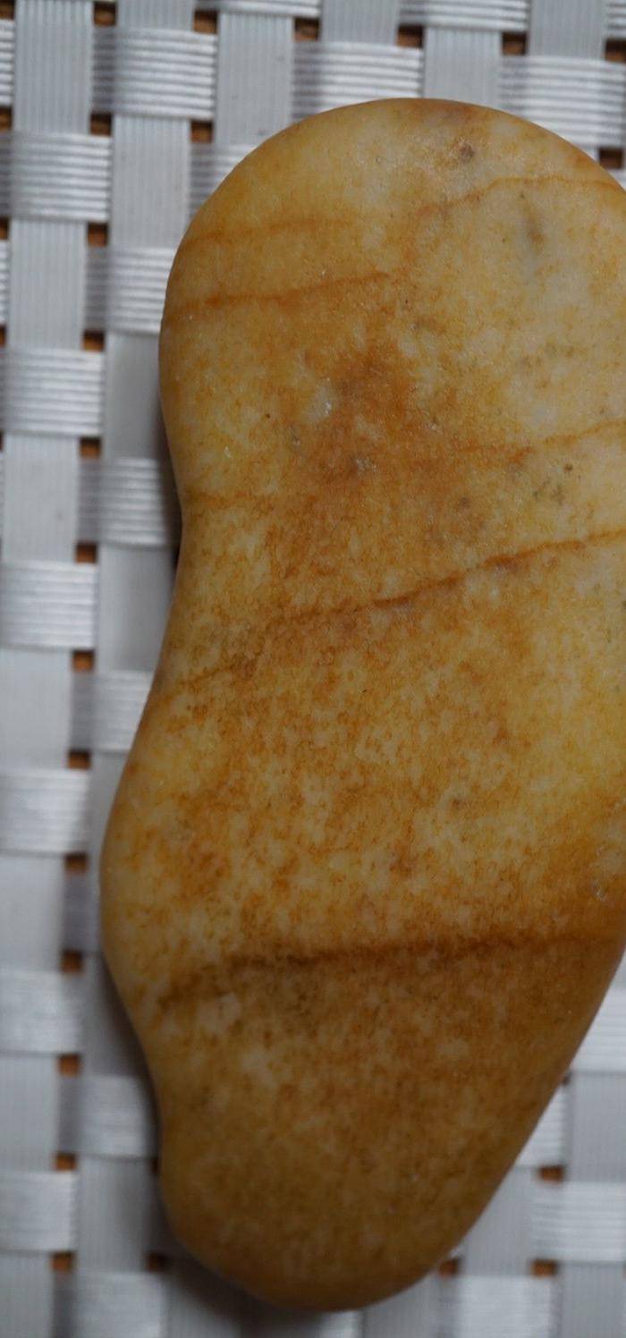 52克 和田黄沁籽料原石图4