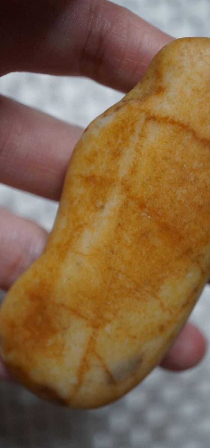 52克 和田黄沁籽料原石图5