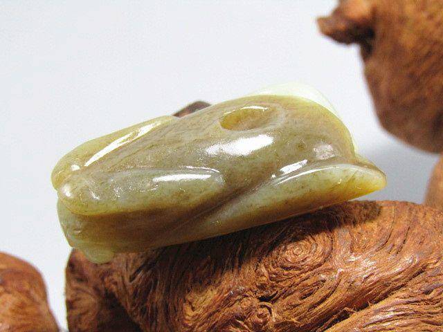 清和田玉挂糖色 蝉 挂件 玉质极为熟润图3