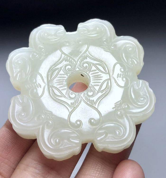 精品收藏级 清代老和田白玉双面工玉佩图3