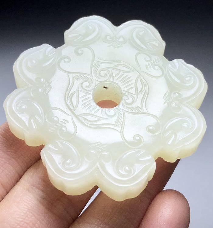 精品收藏级 清代老和田白玉双面工玉佩图4