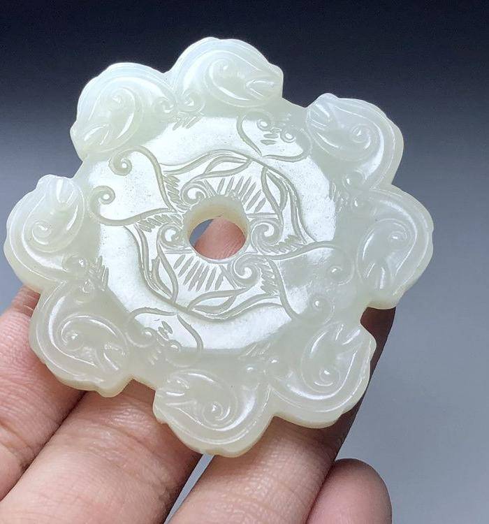 精品收藏级 清代老和田白玉双面工玉佩图8