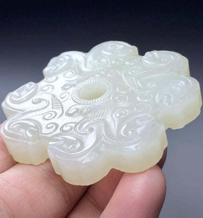 精品收藏级 清代老和田白玉双面工玉佩图9