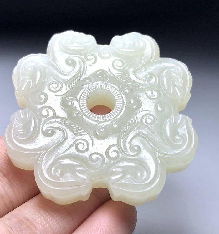 精品收藏级 清代老和田白玉双面工玉佩图11