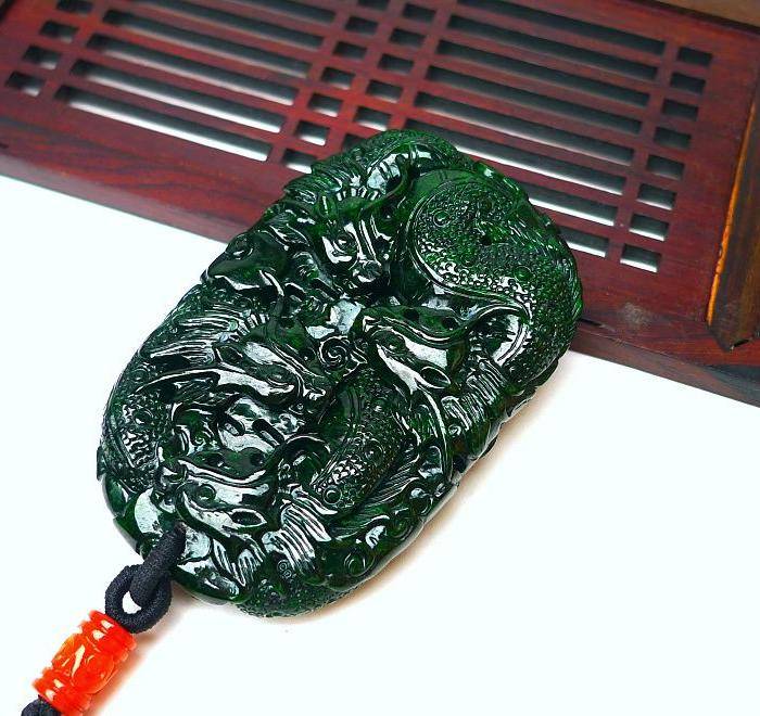 冰润辣绿精雕九龙吐珠吊坠图5