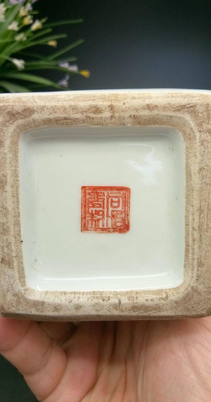 清晚期粉彩四方瓶一对图6