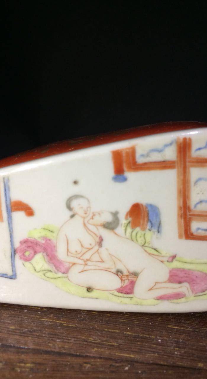 欧洲回流粉彩人物矾红描金笔洗图9