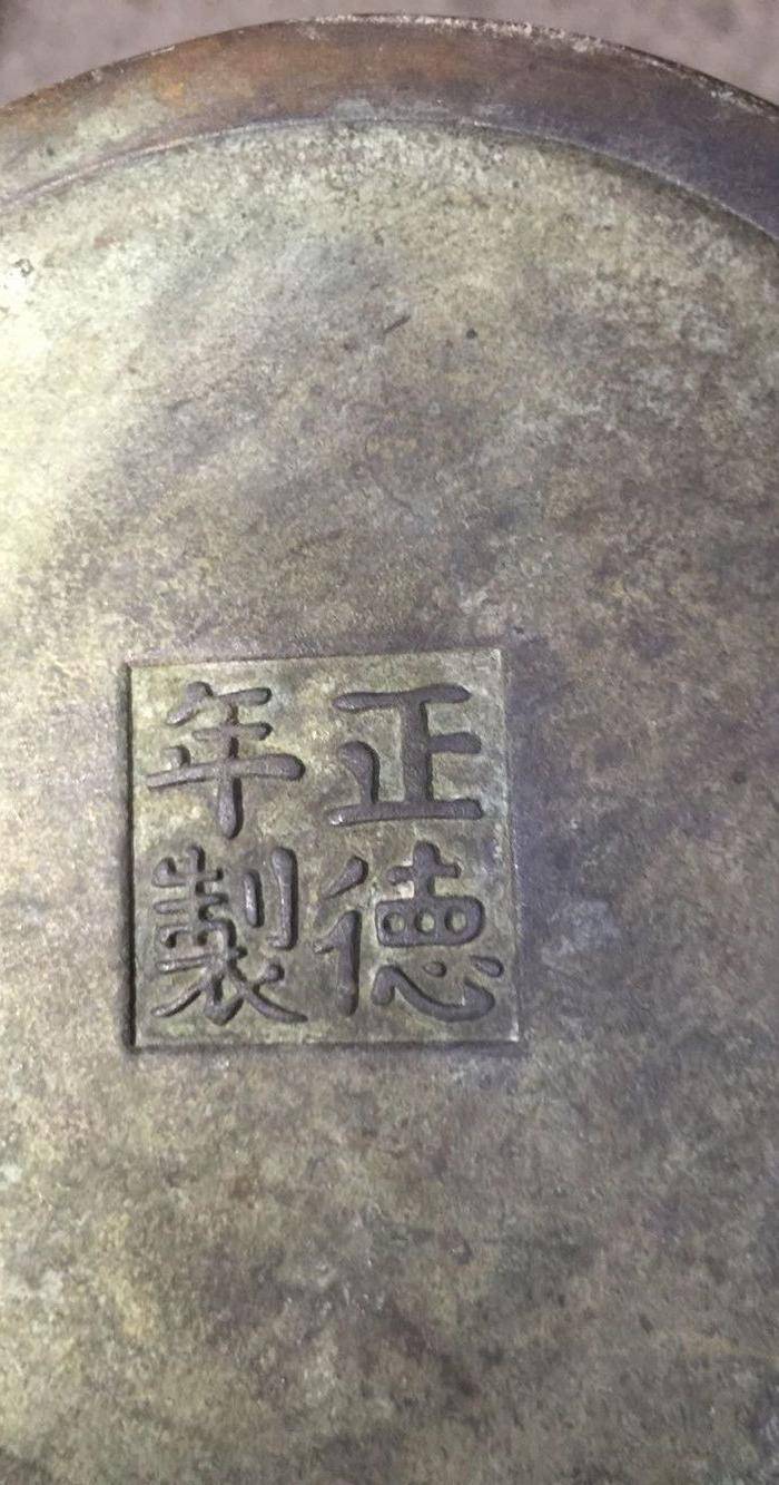 欧洲回流铜人物刻花双耳瓶图11