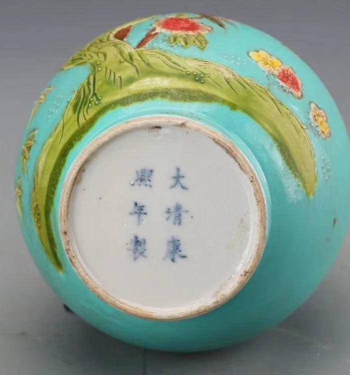 一个晚清粉彩雕瓷蒜头瓶英国回流图5