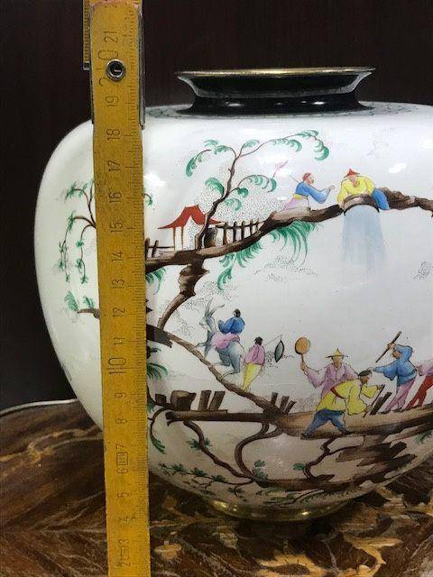 9006 清代外销满大人粉彩通景大罐图11