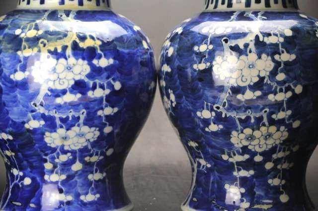 清光绪青花留白冰梅花纹大将军罐一对图3