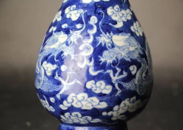 清光绪精品青花留白双龙抢宝纹瓶图5
