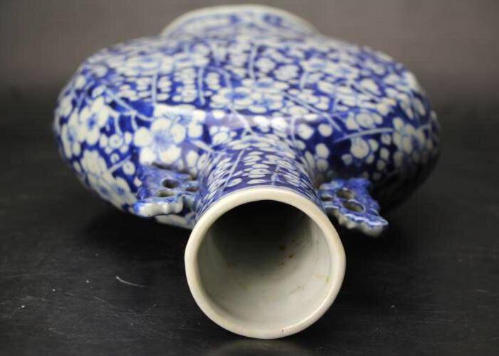 清光绪精品青花留白冰梅花紋大抱月瓶图5