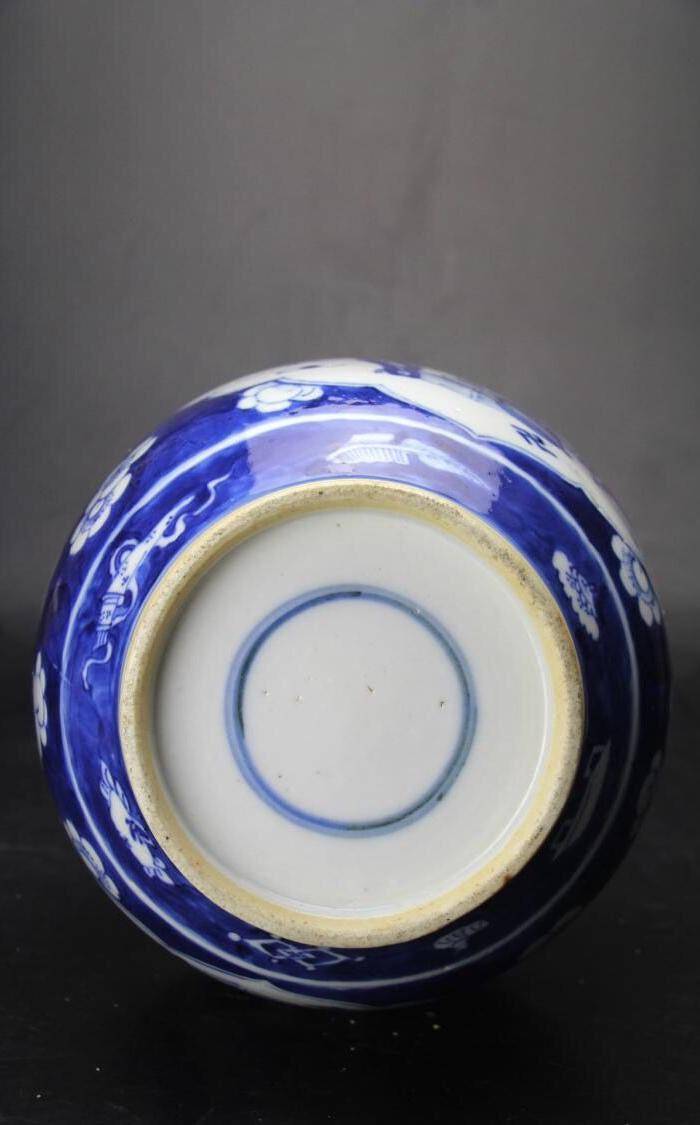 清光绪精品青花冰梅花开窗博古花卉纹大天球瓶图7