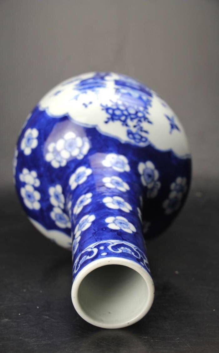 清光绪精品青花冰梅花开窗博古花卉纹大天球瓶图5