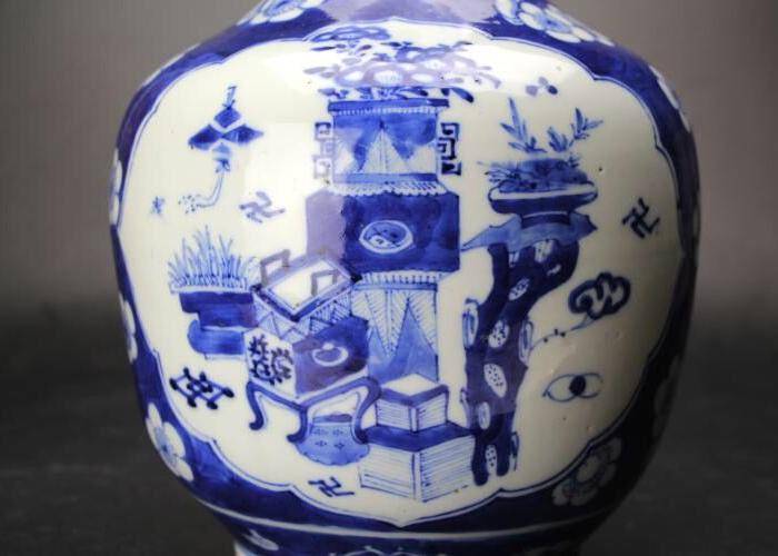 清光绪精品青花冰梅花开窗博古花卉纹大天球瓶图3