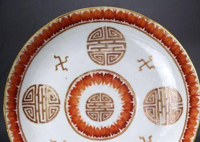 大清光绪本朝精品矾红团寿蝙蝠纹盘一对,官窑级别图3