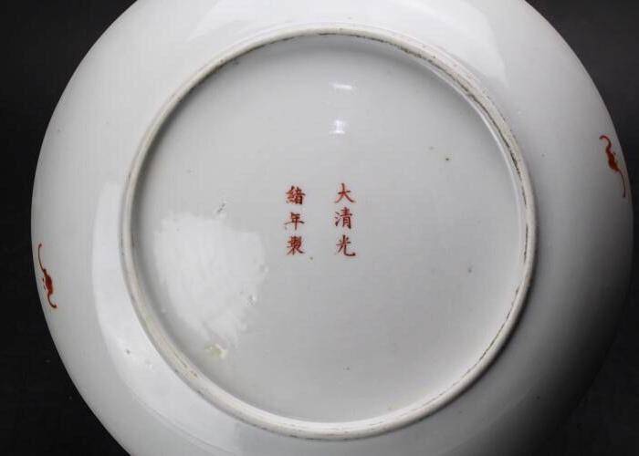 大清光绪本朝精品矾红团寿蝙蝠纹盘一对,官窑级别图8