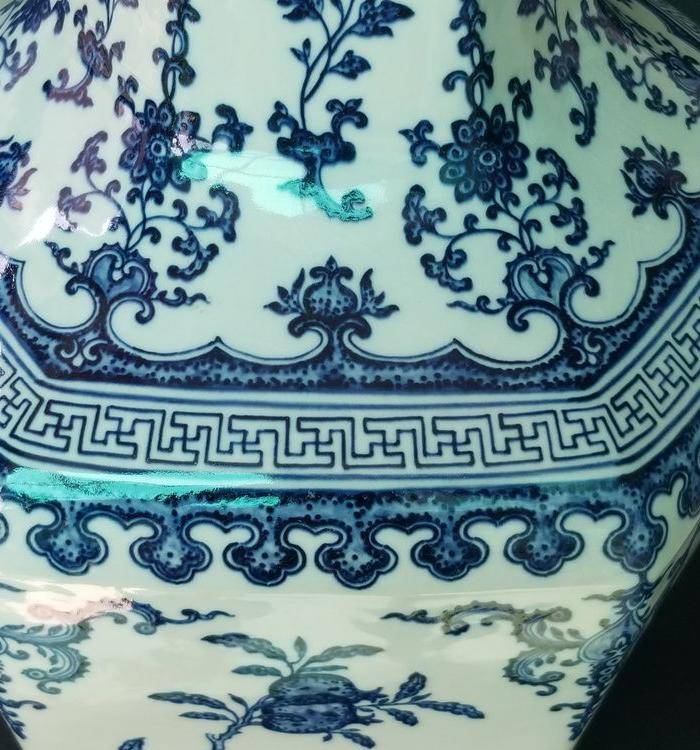 青花折枝果六方瓶图6