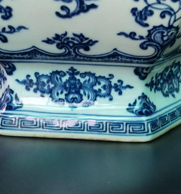 青花折枝果六方瓶图8