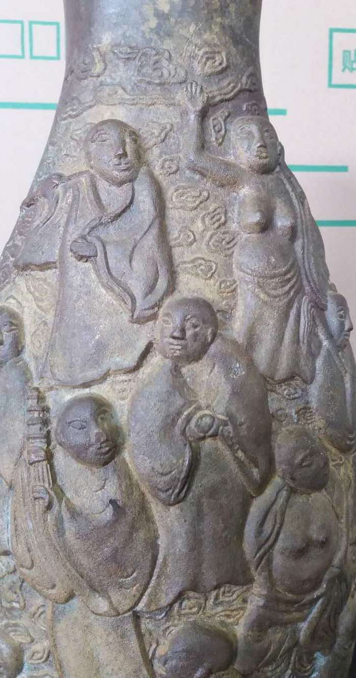 清代十八罗汉铜橄榄瓶图10
