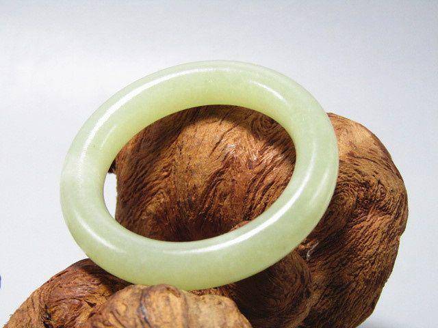 晚清和田玉 袈裟环 玉质熟润风化自然图9