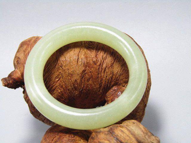 晚清和田玉 袈裟环 玉质熟润风化自然图7