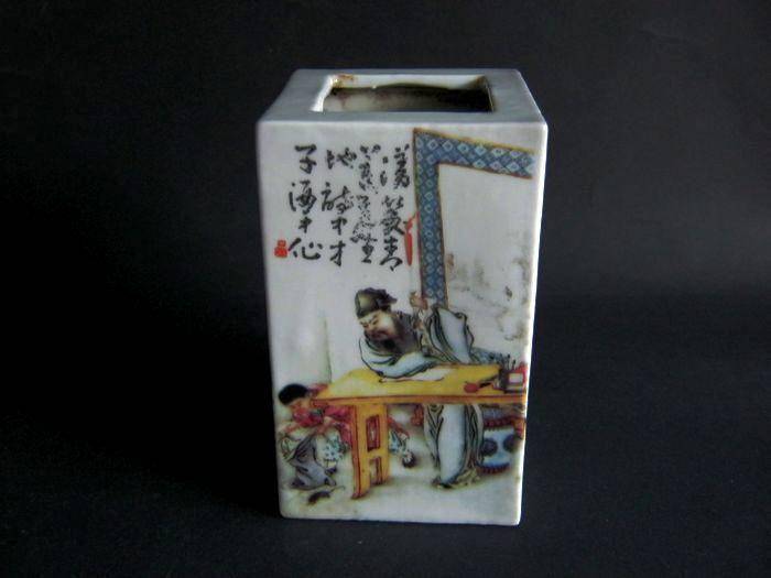 四方人物字画笔筒图2