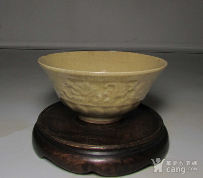 南宋龙泉窑米黄釉菊花莲瓣纹碗