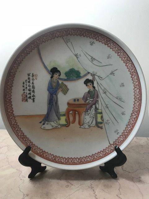 7004 建国初粉彩人物圆盘一对图2