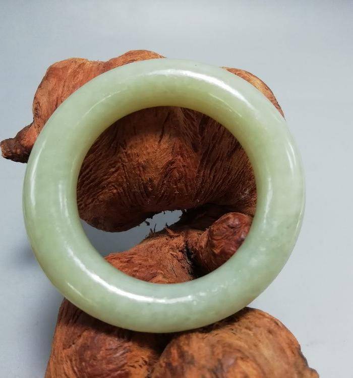 晚清和田玉 袈裟环 玉质极为熟润图2