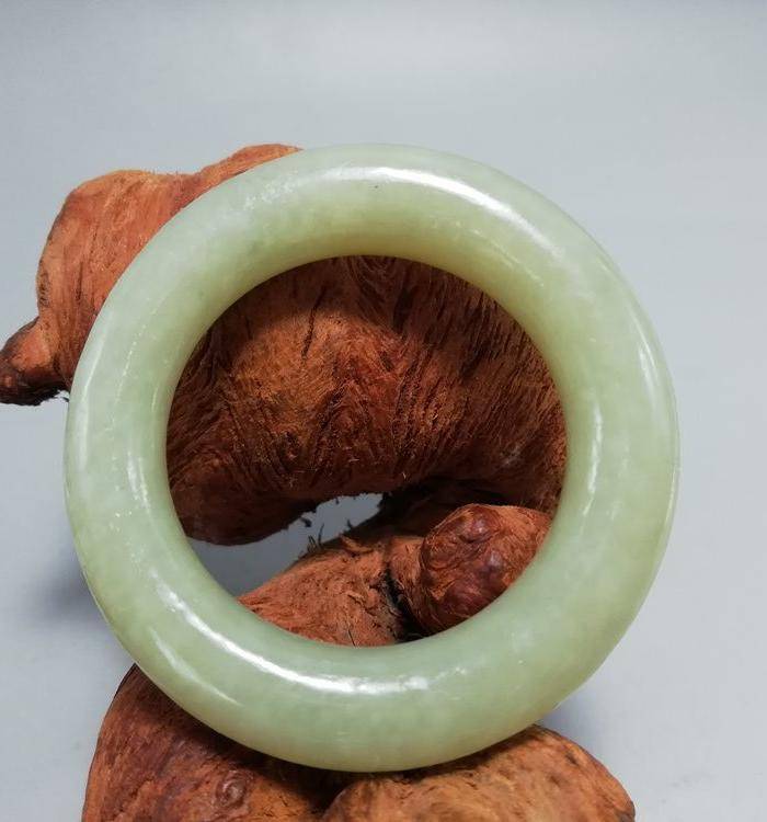 晚清和田玉 袈裟环 玉质极为熟润图4