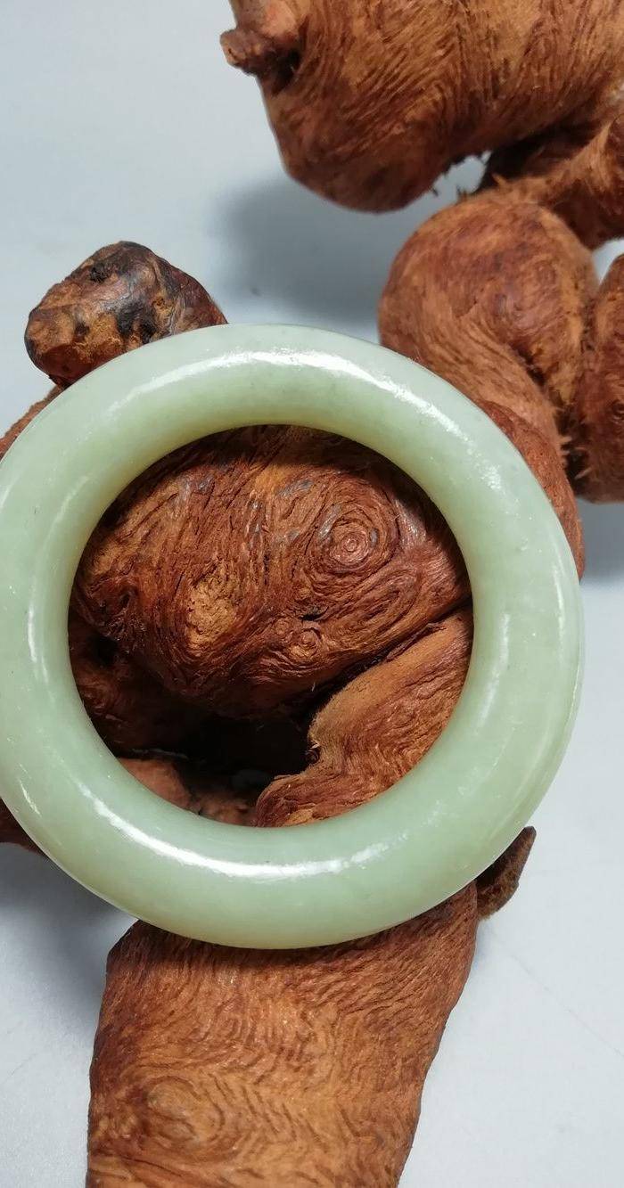 晚清和田玉 袈裟环 玉质极为熟润图3