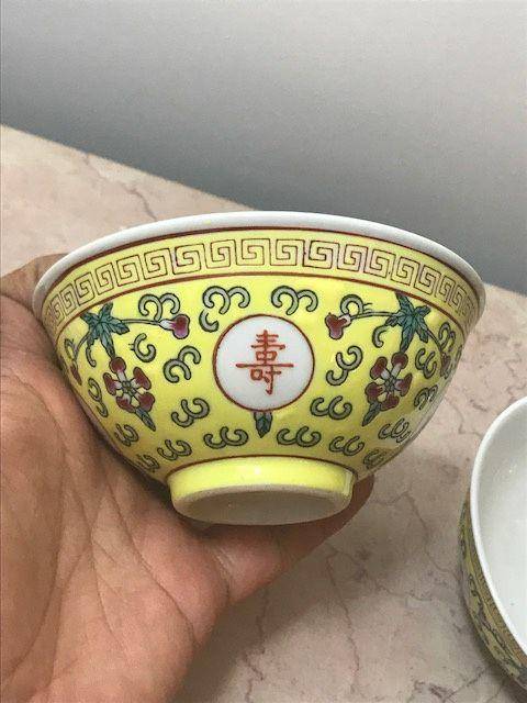 7013 民国 黄地粉彩万寿无疆碗一对图3