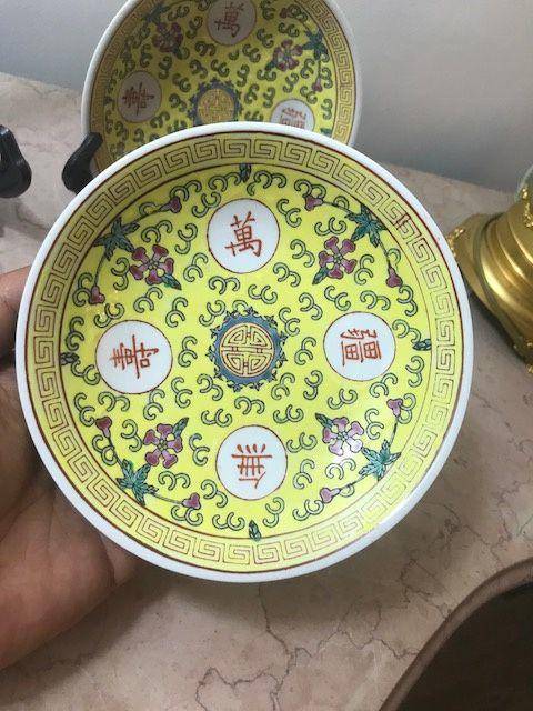 7014 民国 黄地粉彩万寿无疆圆盘一对图2
