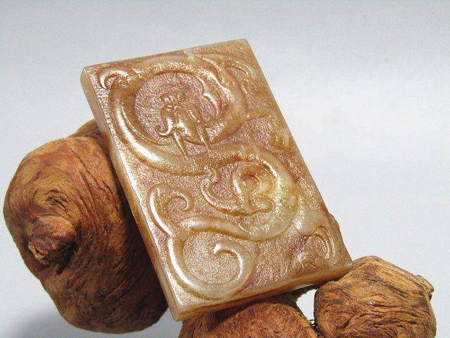 清和田玉 古龙牌 风化清晰60x40x6mm图6