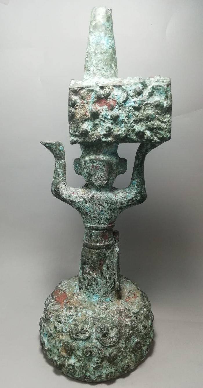 西周时期青铜灯台结构造型古朴 纹饰精美 工艺精湛图2