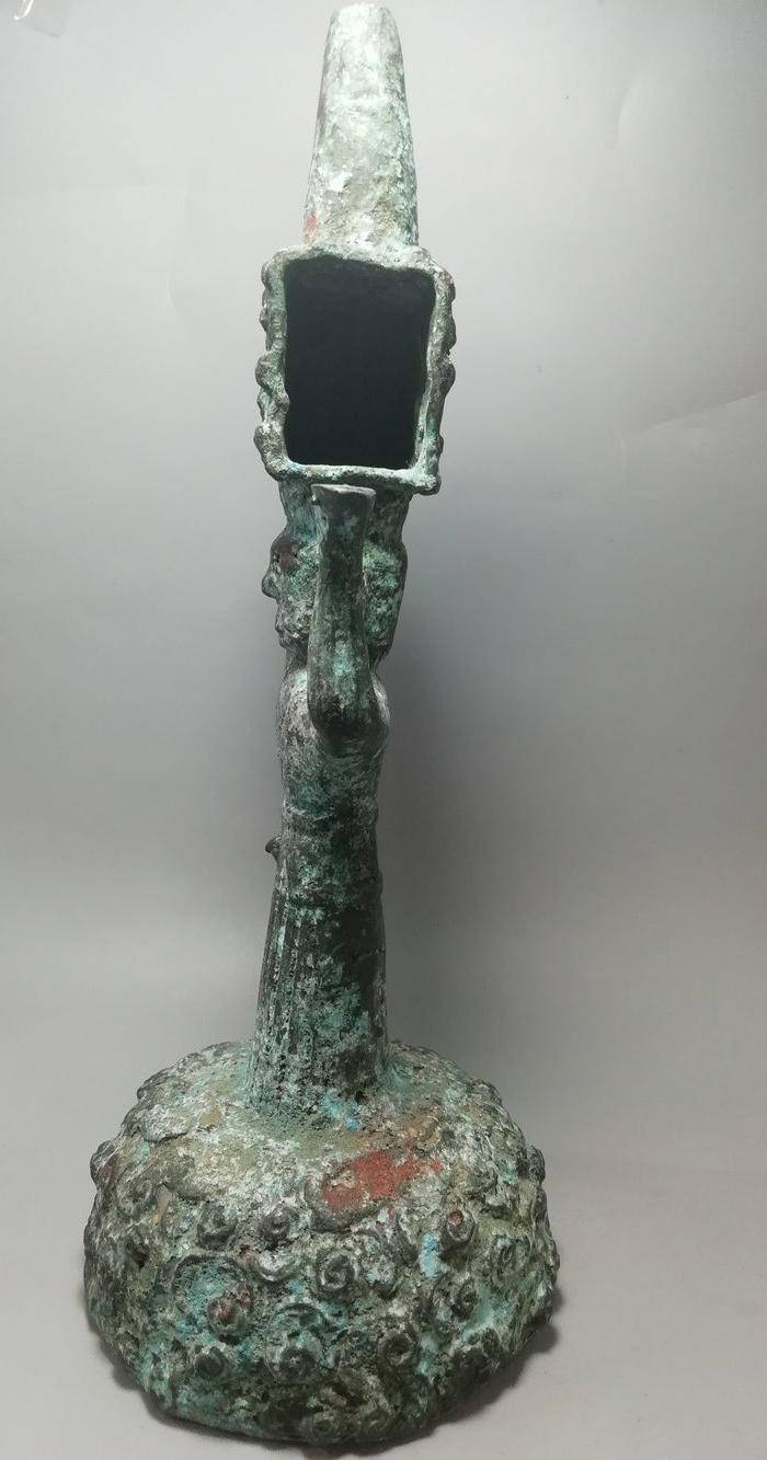 西周时期青铜灯台结构造型古朴 纹饰精美 工艺精湛图3