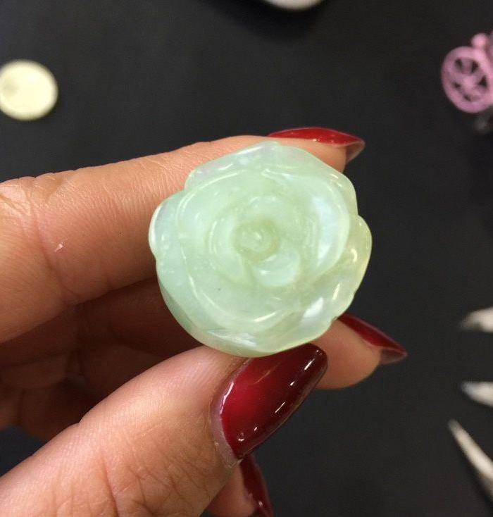 8154欧洲回流岫玉雕刻花朵戒指图5