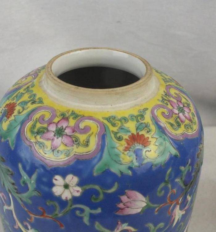 蓝底花卉纹粉彩罐图5