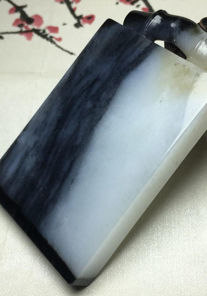 压轴 收藏级黑白分明 和田玉 俏色青花大气牌子