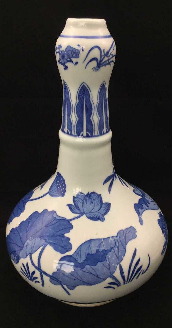 英国回流的清代青花荷花莲子瓶图7